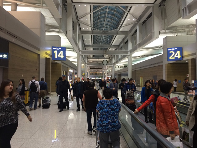 Passageiros se movimentando no Aeroporto da capital Sul Coreana