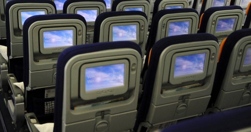 Visão das telas de entretenimento da Econômica no Boeing 747-800 - São Paulo - Frankfurt